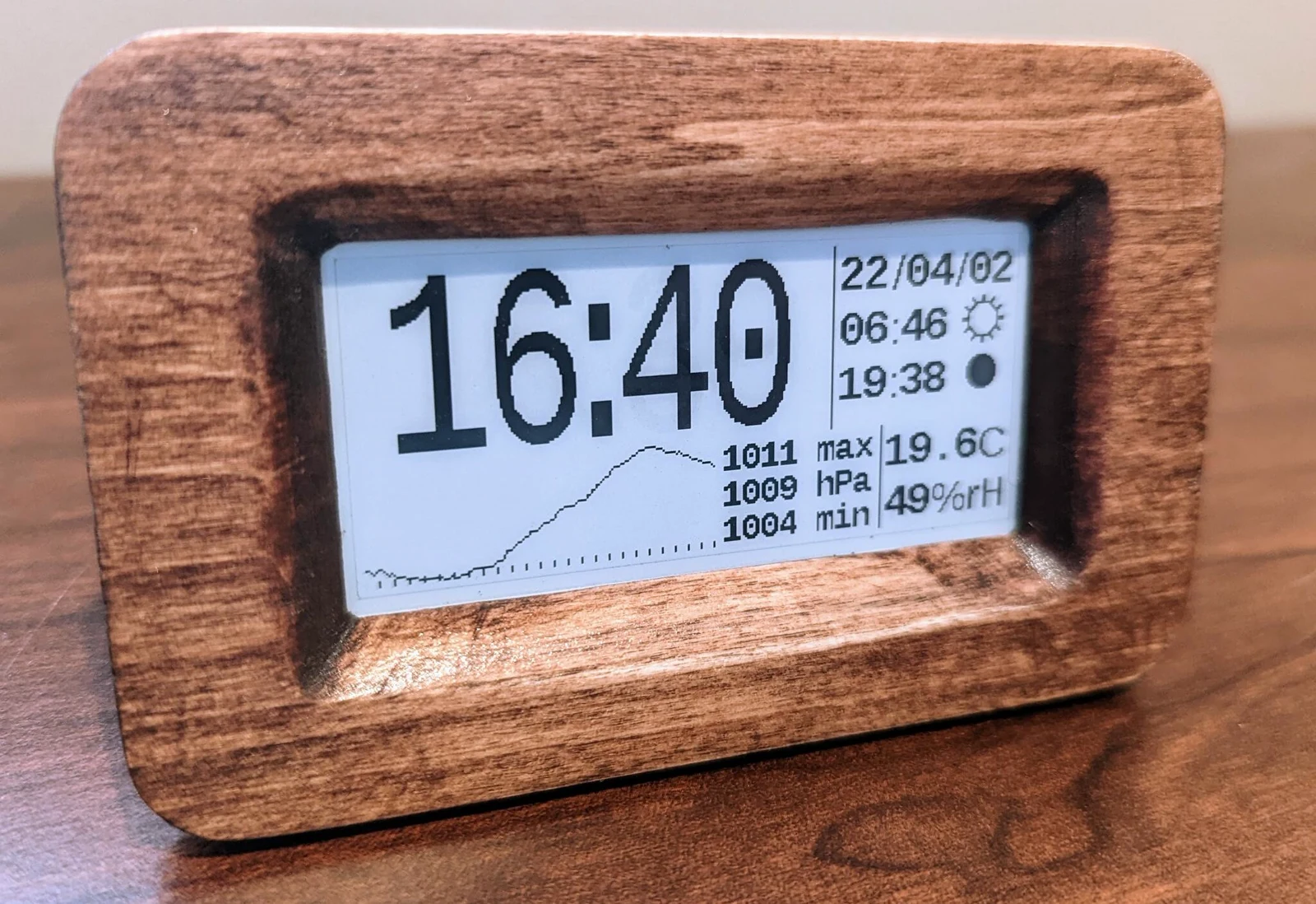 mattwach's finished wooden-front e-paper clock displaying time, temperature, humidity, and a pressure graph